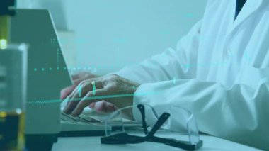 Okul laboratuarında, önlüklü bilim adamı arkasında periyodik tablo olan verileri analiz ediyor. Kimya, laboratuvar, araştırma, deney, analiz, keşif.