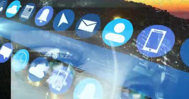 Şehirdeki dijital simgelerin ve ağların animasyonu, teknoloji bağlantılarını gösteriyor. communication, futuristic, connectivity, innovation