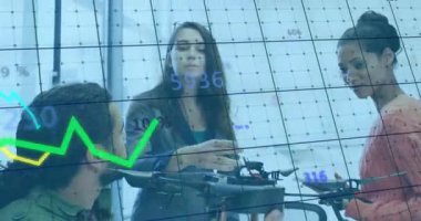 Ofiste, iş adamları animasyonu grafik ve yüzdelik örtüşme ile tartışıyor. Şirket, takım çalışması, işbirliği, beyin fırtınası, analitik, strateji