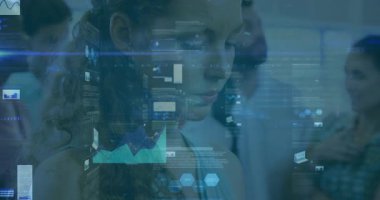 Veri tabloları ve grafikler inceleniyor, fütüristik ofis ortamındaki iş adamları. analitik, yenilik, takım çalışması, şirket, teknoloji, dijital