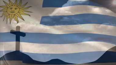 Bulutlu gökyüzü ve dağ siluetinin üzerinde güneş yüzü olan Uruguay bayrağı animasyonu. Vatansever, ulusal, amblem