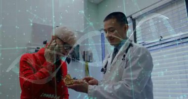 Doktor, DNA ipliği animasyon kaplamalı hastaya tıbbi cihaz gösteriyor. Sağlık, danışma, biyoteknoloji, yenilik, bilim, genetik