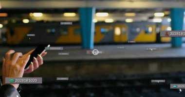 Şehirde dijital tebligatlarla çevrili pembe saçlı birinin canlandırması. Teknoloji, kentsel, metropol, iletişim, alarmlar