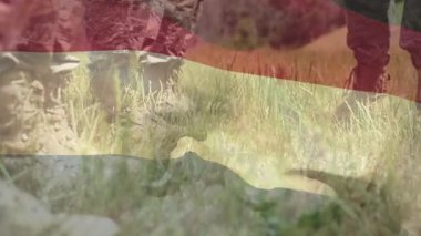 Askeri personel çimenlik alanda bayrak kaplamalı animasyonlarla yürüyor. Ordu, asker, vatanseverlik, takım çalışması, milli gurur, birlik