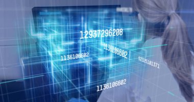 Bilgisayar kullanarak kadınlara karşı veri işleme sistemini değiştiren numaraların resmi. global teknoloji bağlantısı dijital arayüz konsepti dijital olarak oluşturulmuş görüntü.