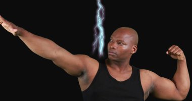 Afrikalı Amerikalı adam arka planda yıldırım etkisiyle kaslarını kasıyor. Fitness, strength, power, determination, confidence, energy