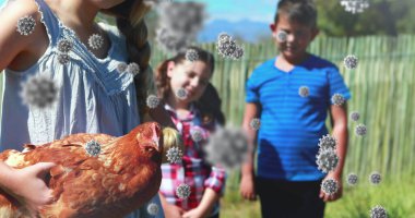 Çocuklar havada yüzen virüs parçacıklarıyla açık havada tavuk gözlemliyor. Salgın, virüsler, tavuklar, sağlık, güvenlik, biyo-güvenlik