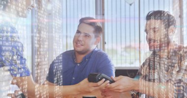 Genç profesyoneller, kafede ulaşılamaz ödemeler yaparken finans konusunu tartışıyor. İş, teknoloji, işlem, girişimci, tartışma, takım çalışması