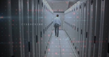 Veri merkezinden geçiyor, teknisyen siber suç ve kötü amaçlı yazılım tehditlerini inceliyor. Teknoloji, siber güvenlik, veri koruması, ağ, bilişim, önleme
