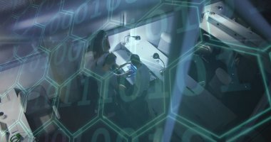 Dizüstü bilgisayar kullanan insan takımının üzerinde ikili kodlama ve altıgen görüntüsü. dijital arayüz küresel bağlantı ve finansal konsept dijital olarak oluşturulmuş görüntü.