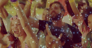 Bariyerin önünde duran çok ırklı bir grup insanın üzerinde yüzen hücrelerin görüntüsü. Coronavirus covid-19 konsept dijital bileşik