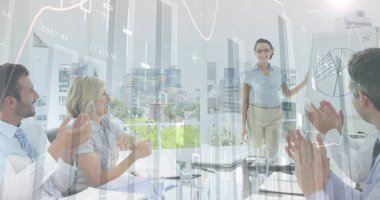 İş adamları, modern ofiste sunum yapan bayan meslektaşlarını alkışlıyor. Takım çalışması, işbirliği, başarı, sunum, beyin fırtınası, çeşitlilik