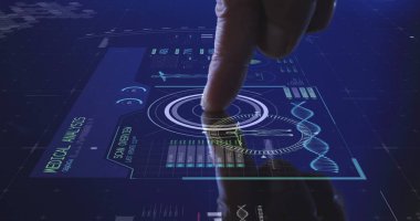 Tıbbi veri işleme ile insan parmağının etkileşimli ekrana dokunuşunun görüntüsü. dijital arayüz, çevrimiçi kimlik ve dijital olarak oluşturulan küresel iletişim konsepti.