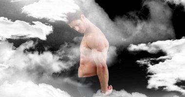 Bulutların arasında güvenle duran adam, sakin atmosferi gömleksiz kucaklıyor. Huzur, rahatlama, huzur, güven, sükunet, sükunet