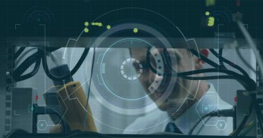 Bilgisayar sunucusunu kontrol eden adamın tarama ve veri işleme görüntüsü. küresel bağlantı teknolojisi konsepti dijital olarak oluşturulmuş görüntü.