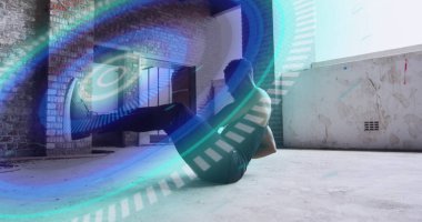 Tarayıcı, spor salonunda tıp topuyla çalışan Afrikalı Amerikalılara karşı. spor ve spor konsepti