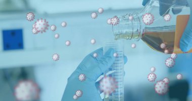 Yüzen kovid hücrelerin ve laboratuvarda çalışan bilim adamının elleri. Coronavirus covid 19 salgını sırasında sağlık, tıbbi araştırma ve koruma dijital olarak üretilen görüntü.