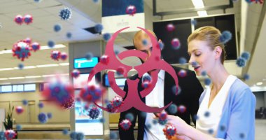 Havaalanındaki insanlar telefonları virüs parçacıkları ve biyolojik tehlike sembolleriyle kontrol ediyorlar. Salgın, seyahat, mobil, tehlikeli, salgın, güvenlik