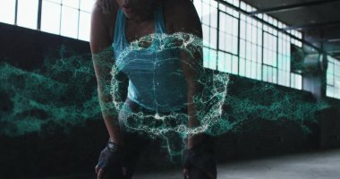 Terk edilmiş binada egzersiz yapan kadın üzerindeki bağlantılardan oluşan insan beyni görüntüsü. Dijital arayüz küresel spor ve performans konsepti dijital olarak oluşturulmuş görüntü.