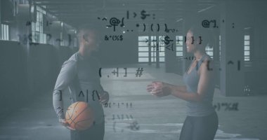 Topla oynayan kadın ve erkek üzerinde yanıp sönen teknolojik simgeler. Dijital arayüz küresel spor ve performans konsepti dijital olarak oluşturulmuş görüntü.