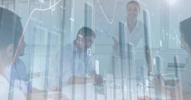 Ofiste, iş adamları ekranda dijital grafiklerle stratejileri tartışıyor. Takım çalışması, teknoloji, beyin fırtınası, planlama, şirket, işbirliği