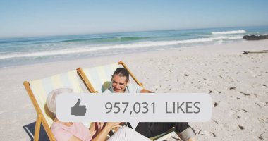 Sahildeki şezlonglarda baş parmak ikonlu ve çift sayılı konuşma balonu resmi. dijital arayüz, sosyal medya ve küresel ağ konsepti dijital olarak oluşturulmuş görüntü.