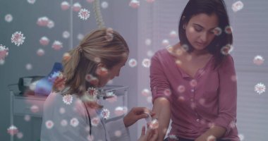 Kadın doktor aşılayan kadınla covid hücrelerin görüntüsü. Coronavirus covid 19 salgını sırasında sağlık ve koruma dijital olarak üretilen görüntü.