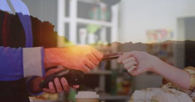 Müşteri, marketteki kasada kredi kartıyla ödeme yapıyor. Ödeme, işlem, alışveriş, perakende, kasiyer, alım