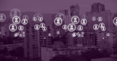 Şehir manzarasını kaplayan kentsel bağlantı ve dijital ağ simgeleri ile iletişim. Teknoloji, ağ oluşturma, akıllı şehir, modern, yenilik, altyapı