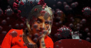 Tiyatroda seyirciler arasında oturan büyüleyici sarışın kadının üzerinde hareket eden hücrelerin görüntüsü. Pandemik dijital bileşim sırasında iş ve eğlence.