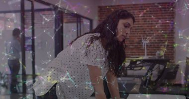 Ofiste plan yapan Hintli kadına karşı olan bağlantıların dijital kompozit görüntüsü. küresel ağ ve iş konsepti