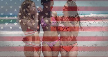 Amerikan bayrağının anayasa metninde sallanışını hayal edin. Yaz tatilinde deniz kenarında bayan arkadaşlar üzerinden. Amerikan toplumu çeşitlilik kavramı dijital kompozisyon.