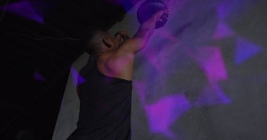 Topla egzersiz yapan bir adamın rengarenk görüntüsü. Dijital arayüz küresel spor ve performans konsepti dijital olarak oluşturulmuş görüntü.