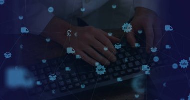 Satış ve para biriminin dijital simgeleriyle klavyede yazmak. E-ticaret, finans, pazarlama, çevrimiçi alışveriş, işlem, teknoloji