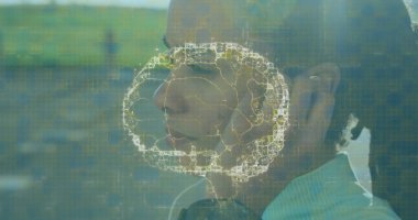 Denizin kenarında gezinen bir kadının üzerinde dönen insan beyni görüntüsü. Dijital arayüz küresel spor ve performans konsepti dijital olarak oluşturulmuş görüntü.