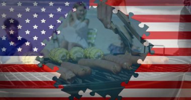 Amerikan bayrağının yapboz yapbozlarıyla dalgalanması, arkadaşlarının sahilde 