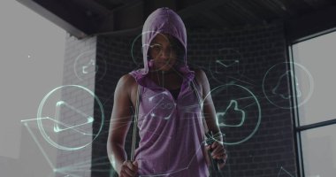 Terk edilmiş bir binada egzersiz yapan bir kadın için teknolojik simgeler. Dijital arayüz küresel spor ve performans konsepti dijital olarak oluşturulmuş görüntü.