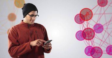 Akıllı telefon kullanarak, bereli adam okulda dijital arayüz kavramını keşfediyor. Teknoloji, yenilik, eğitim, öğrenme, keşif, gençlik