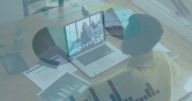 Ofiste dizüstü bilgisayarında resmi olan bir kadın hakkında mali veri işleme. küresel finans ve iş konsepti