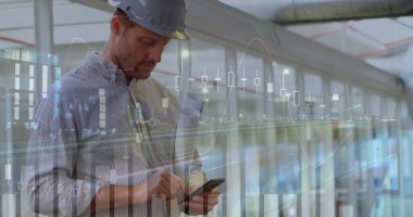 Üzerinde borsa grafikleri olan akıllı telefon kullanan bir mühendis. Teknoloji, mühendislik, finans, inşaat, iş, yenilik