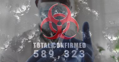 Biyolojik tehlike sembolü tam doğrulanmış sayılar ve şırıngalı doktorların üzerindeki kovid hücreler. Coronavirus covid 19 salgını sırasında sağlık ve koruma dijital olarak üretilen görüntü.