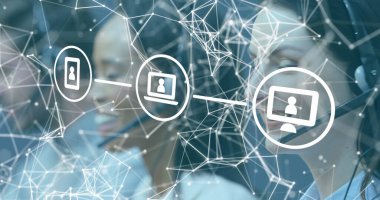 Kulaklıkları kullanarak, müşteri hizmetleri ekibi dijital arayüzlerle sorunsuz iletişim kuruyor. Çağrı merkezi, telekomünikasyon, destek, teknoloji, takım çalışması, ofis