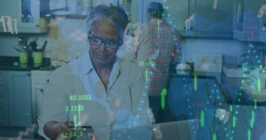 Ev bütçesini hesap makinesiyle kontrol eden kadının istatistik kaydı. Küresel iş ve finans kavramı dijital olarak oluşturulmuş görüntü.