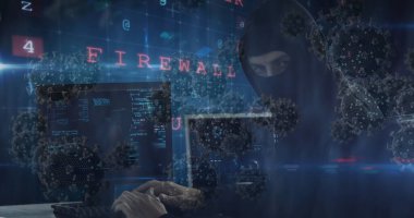 Karanlık odada virüs grafikleri ve güvenlik duvarı metni olan bir bilgisayar korsanı. Siber güvenlik, hackleme, teknoloji, kötü amaçlı yazılım, şifreleme, saldırı