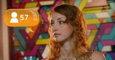 Kıvırcık saçlı, düşünceli, sosyal medya bilgilendirme ikonu olan bir kadın. Teknoloji, tefekkür, dijital, çevrimiçi, bağlantı, yansıma