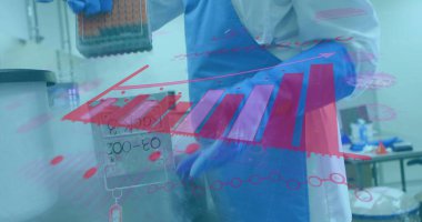 Laboratuvarda ekipman kullanan bilim adamlarının dijital arayüz istatistikleri ve elleri. Coronavirus covid 19 salgını sırasında sağlık, tıbbi araştırma ve koruma dijital olarak üretilen görüntü.