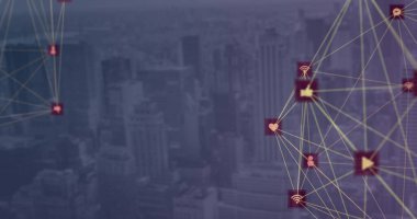 Modern iletişim teknolojisini gösteren dijital ağ bağlantılarına sahip şehir manzarası. bağlantı, fütüristik, yenilik, internet, akıllı şehir