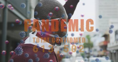 Yüz maskesi takan ve taksi çağıran Afro-Amerikan bir adama karşı artan davalar içeren salgın metni. Coronavirus covid-19 salgın konsepti