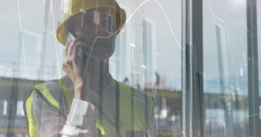 Beyaz erkek çalışanın telefonda konuştuğu grafiklerin ve istatistiklerin görüntüsü. Finans ve teknoloji kavramı dijital bileşik