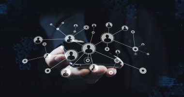 İş adamının elinde tuttuğu akıllı telefon ekranındaki simgelerle bağlantı ağının görüntüsü. dijital arayüz, çevrimiçi kimlik ve dijital olarak oluşturulan küresel iletişim konsepti.